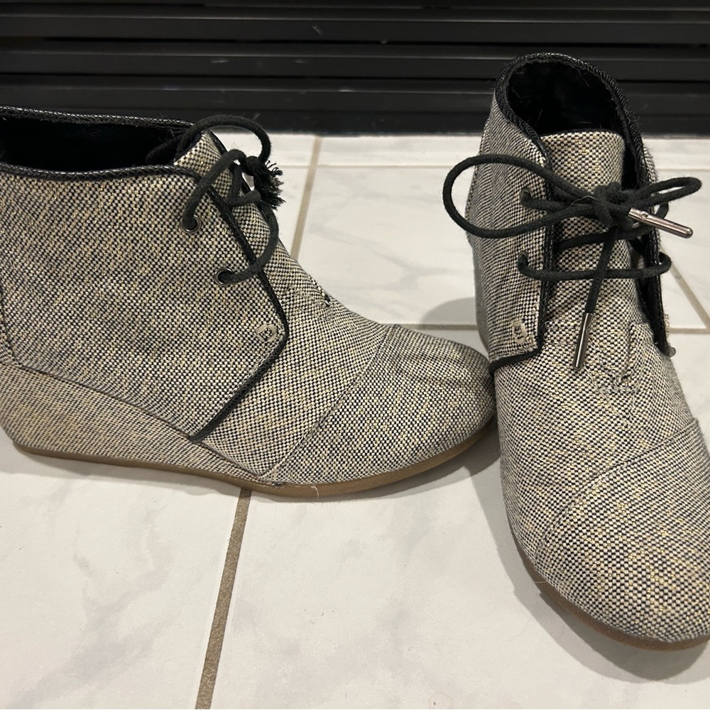 TOMS wedge booties black with gold specks size 8